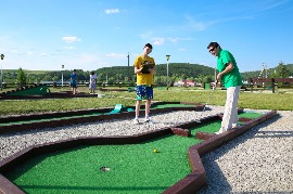 Площадка для игры в мини-гольф